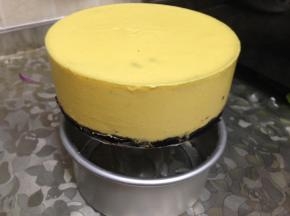 慕斯脱模时，用一个杯子支撑模具底部，用电吹风在模具四周吹或是用热毛巾在模具四周稍微捂一会，慢慢将模具向往下推，蛋糕就出来啦