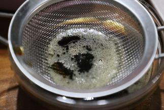 黄油小火搅拌加热沸腾至茶色，过筛
