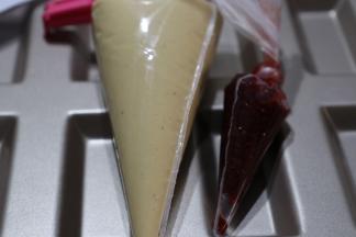 装入裱花袋，也可直接慢慢倒入模具。