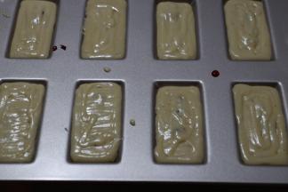 挤入学厨金色8连不沾长方形费南雪模具中，中间层我加入了一些自制的树莓酱，用草莓酱我想也不错吧。