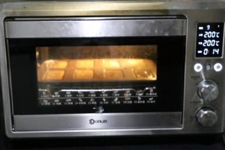 东菱烤箱预热200度3分钟，中下层200度烘烤15分钟即可（上次均匀后可覆盖锡纸）