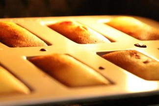 每次烤蛋糕我就喜欢看渐渐鼓起的状态，好有成就感。烤好后直接取出就行了