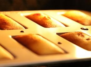 每次烤蛋糕我就喜欢看渐渐鼓起的状态，好有成就感。烤好后直接取出就行了