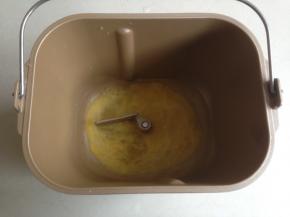 水、蛋液、糖和盐放入到面包桶里