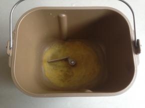 水、蛋液、糖和盐放入到面包桶里