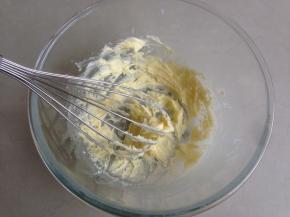 搅拌至颜色变浅，体积变大