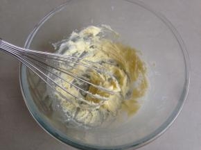 搅拌至颜色变浅，体积变大