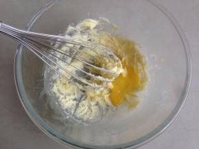 分次加入蛋液，每加入一次后，搅匀后再加下一次，至全部加完并搅匀