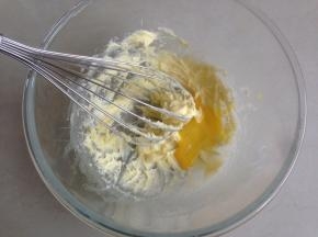 分次加入蛋液，每加入一次后，搅匀后再加下一次，至全部加完并搅匀