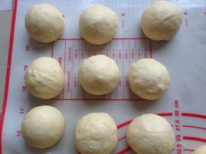 面团发酵好后轻压排气，分成9个33克，4个40克的小面团，滚圆，盖上保鲜膜松驰15分钟。如果你不用模具，就直接分成12个小面团也可以