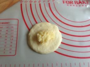 将小面团擀圆，放上9-10克的馅料，收口