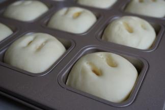 放在法焙客9连方型模具里，割两道小口，入烤箱发酵45分钟。（用烤箱自带的发酵功能即可，烤箱内放置一碗热水）