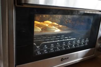 放入已经提前预热好上火160度，下火170度的东菱K40C烤箱中下层，烘烤13-15分钟左右