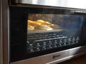 放入已经提前预热好上火160度，下火170度的东菱K40C烤箱中下层，烘烤13-15分钟左右