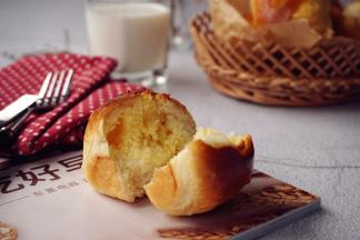 烘烤结束，将面包取出晾凉，未食用的面包放保鲜袋里室温保存即可