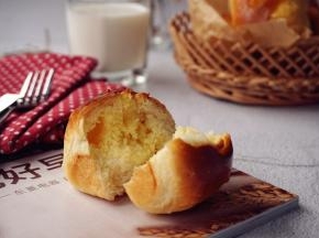 烘烤结束，将面包取出晾凉，未食用的面包放保鲜袋里室温保存即可