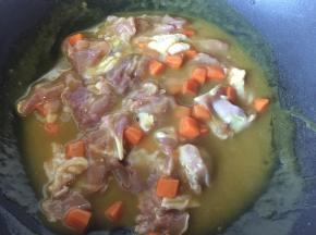 放入鸡肉腌制半小时