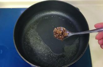 放入一小勺糖桂花