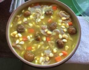 加入适量清水搅拌均匀，然后放入板栗，撒上甜玉米粒