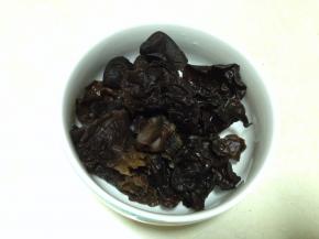 木耳充分泡发，洗净泥沙