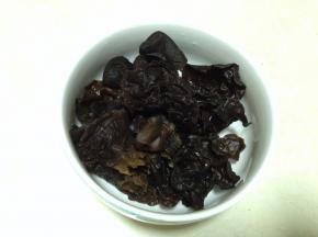 木耳充分泡发，洗净泥沙