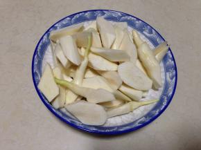 茭白去皮切成滚刀块