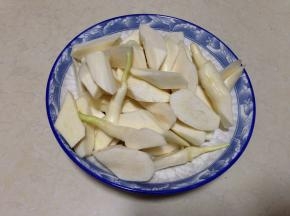 茭白去皮切成滚刀块