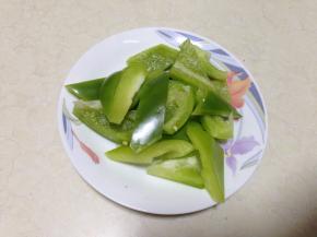 青椒洗净斜切成块