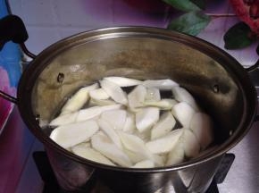 锅内加水烧开，加入少许盐，倒入茭白块焯熟捞出备用