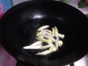炒锅加油，小火倒入葱、蒜炒出香味