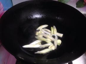 炒锅加油，小火倒入葱、蒜炒出香味