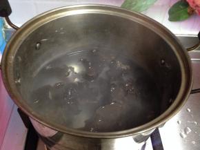 随后倒入木耳焯熟捞出备用