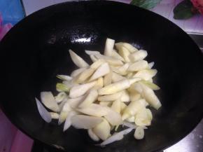 转大火，倒入茭白块