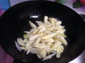 转大火，倒入茭白块