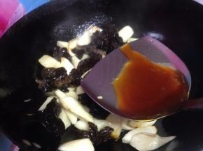 倒入鲍鱼汁翻炒均匀