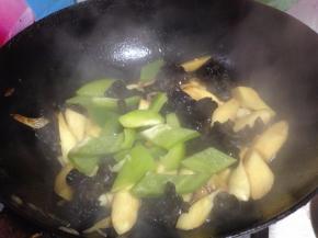 最后倒入青椒块