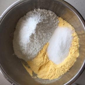 玉米粉，糯米粉，糖逐一秤重