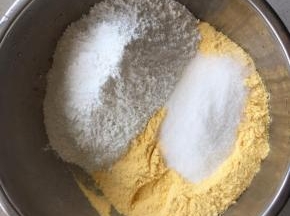 玉米粉，糯米粉，糖逐一秤重