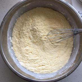 用手抽拌匀后，慢慢添加牛奶