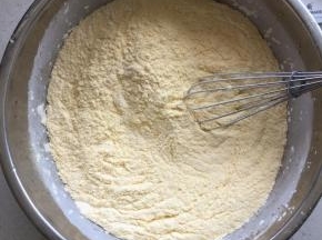 用手抽拌匀后，慢慢添加牛奶