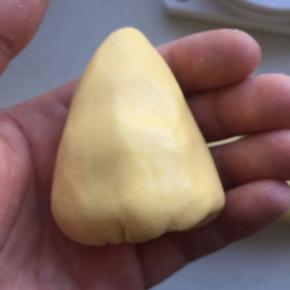 平均分成16份，捏成窝窝头的形状