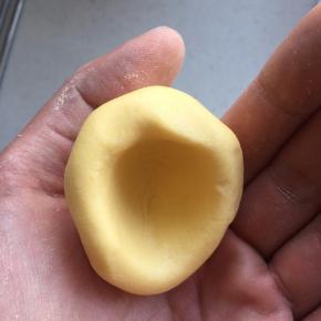 操作不方便时，可以在手心沾一点点水，这样让窝窝头的表面湿润点，利于整形