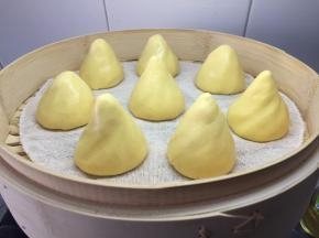 整好形的窝窝头排放在蒸笼里