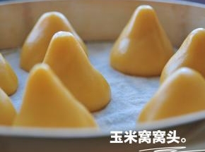 刚蒸好的窝窝头表现是光亮的，有点粘手，等冷却好就不会粘手了