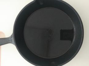 平底锅里倒入适量的植物油