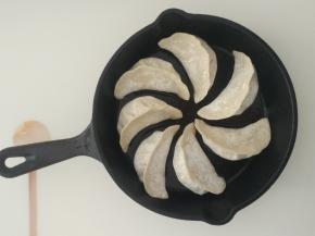 把饺子在平底锅中有规律的排列成圆形