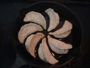 置于灶上中火煎两三分钟