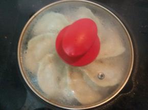 盖上锅盖，中小火煎水分收干。