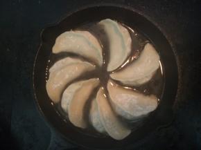 加入小半碗清水，没过饺子的三分之二即可。