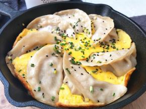 在上面撒上适量熟黑芝麻和葱花即可上桌。